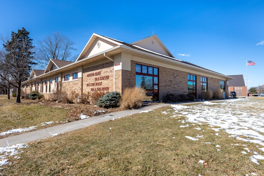 More Photos Of 1055 University Ave, Dubuque Office For Sale
