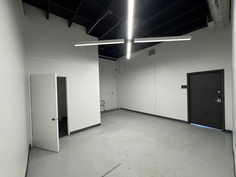 More Photos Of 1412 S Gerhart Ave, Commerce Warehouse For Lease