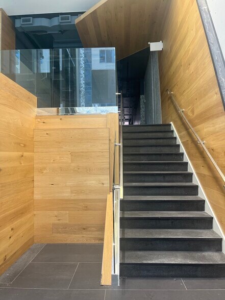 More Photos Of 460-464 Mcgill, Montréal Office For Sale