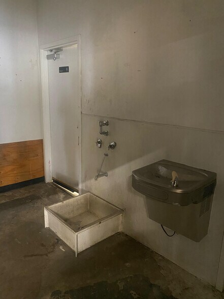 More Photos Of 5101 W Division St, Chicago Storefront For Lease