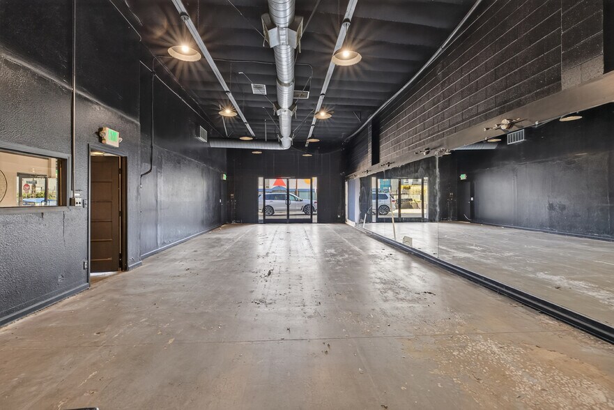 More Photos Of 11105 Weddington St, North Hollywood Service For Lease