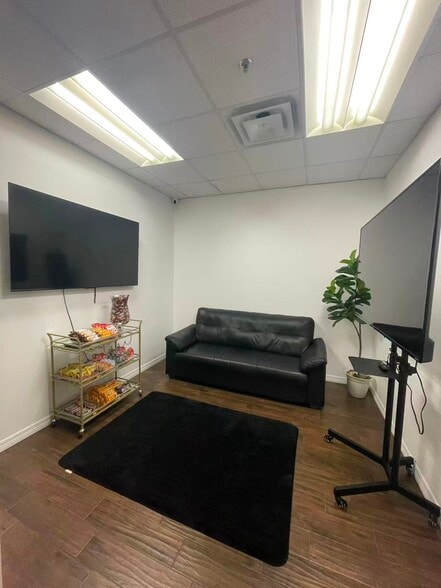 More Photos Of 7075 Kingspointe Pky, Orlando Showroom For Sale