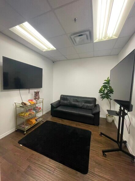 More Photos Of 7075 Kingspointe Pky, Orlando Showroom For Sale