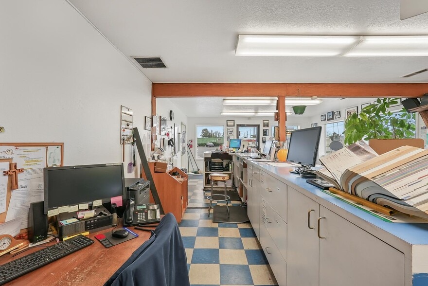 More Photos Of 555 N Pacific Hwy, Woodburn Auto Repair For Sale