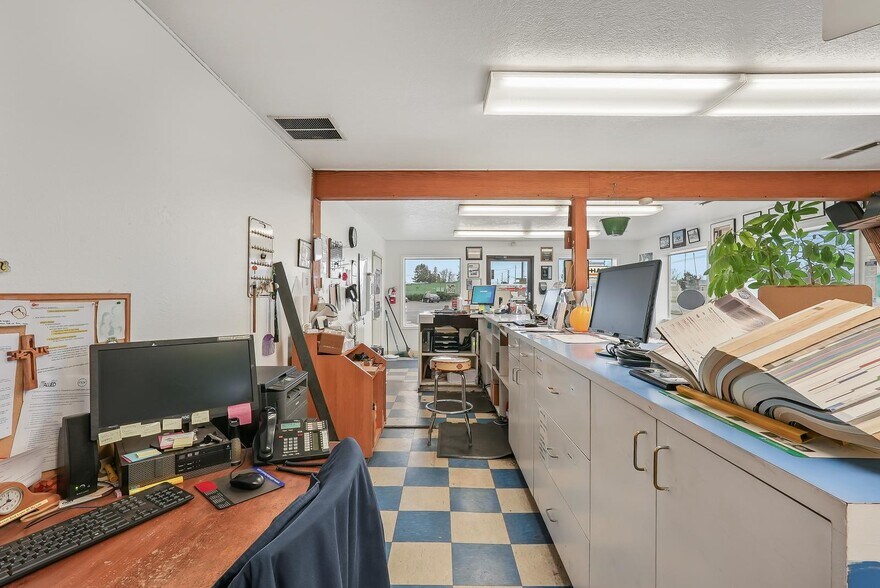 More Photos Of 555 N Pacific Hwy, Woodburn Auto Repair For Sale