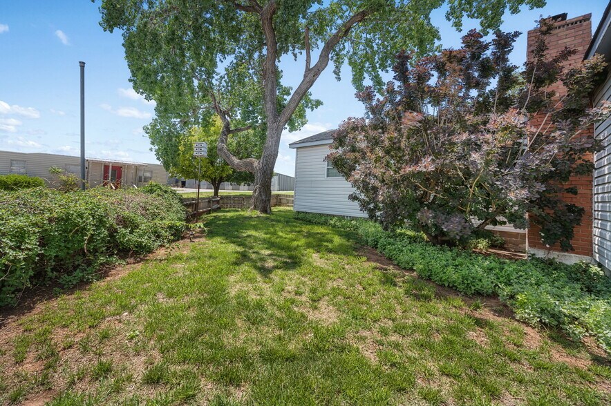 More Photos Of 10277 N 2130 Rd, Foss Convenience Store For Sale