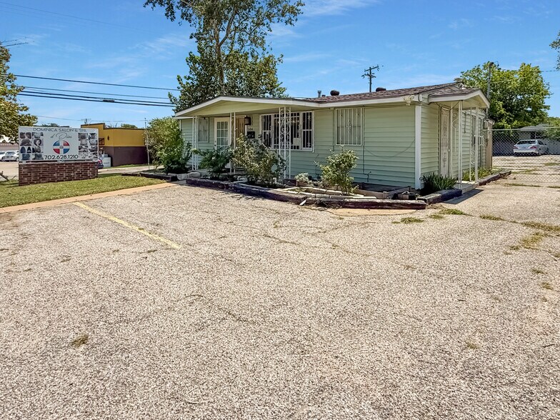 More Photos Of 104 W Hallmark Ave, Killeen Freestanding For Sale