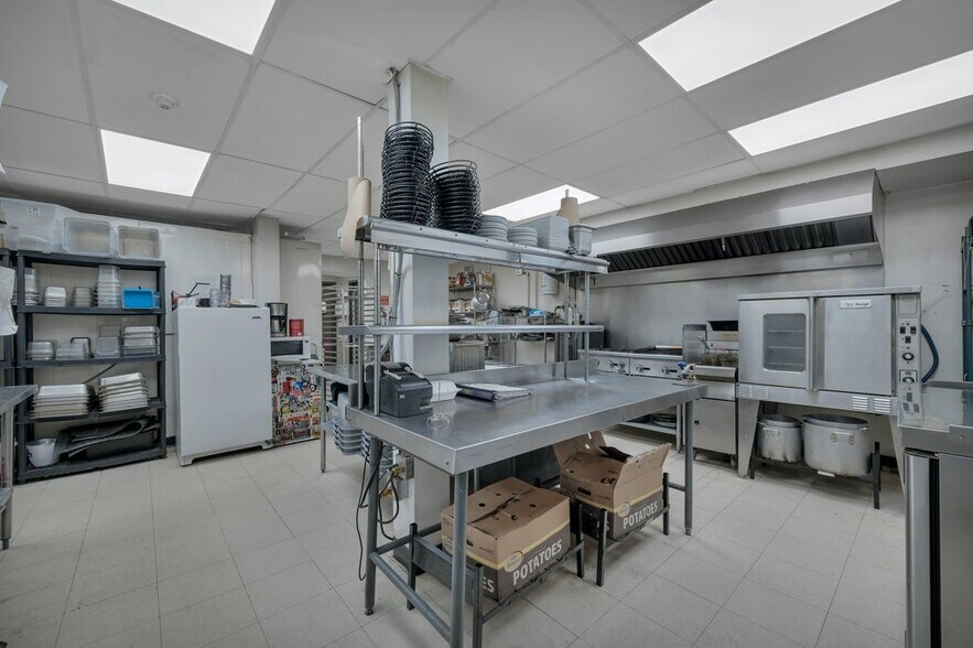 More Photos Of 10030 102nd St NW, Edmonton Bar For Sale