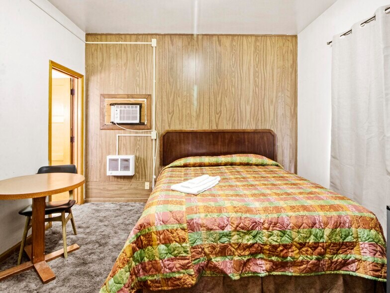 More Photos Of 905 W Spruce St, Rawlins Hotel For Sale