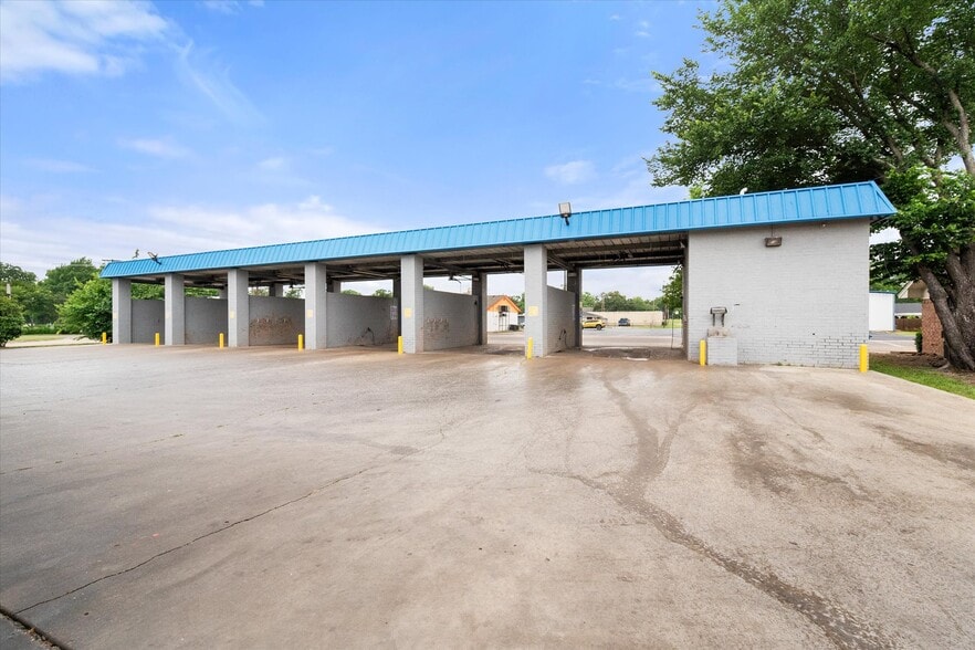More Photos Of 223 Oaklawn Ave, Corsicana Carwash For Sale