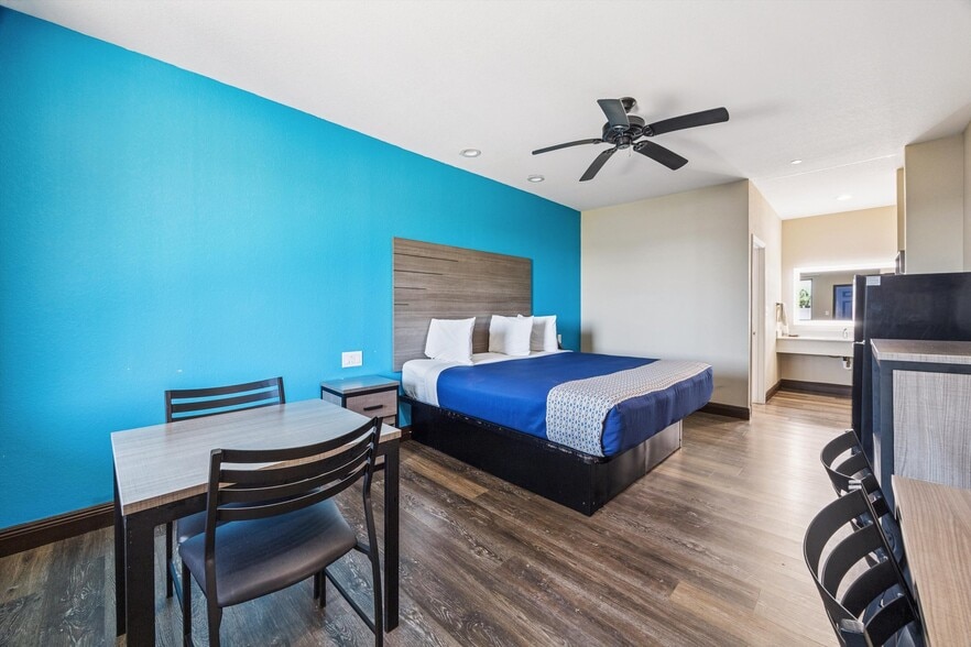 More Photos Of 9002 Highway 6, Hitchcock Hotel For Sale