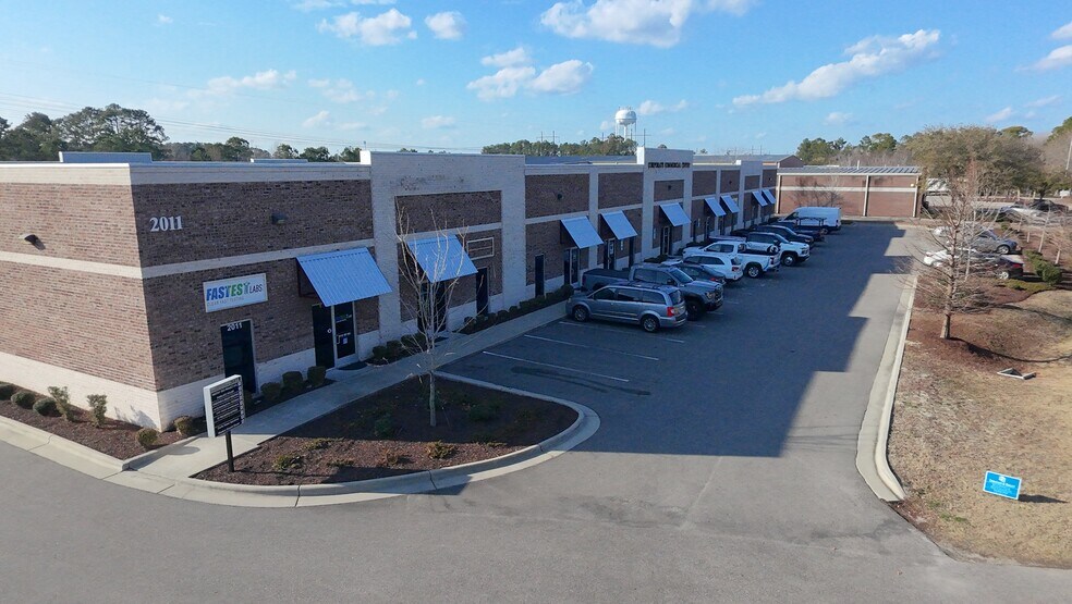 More Photos Of 2011 Corporate Dr, Wilmington Showroom For Lease