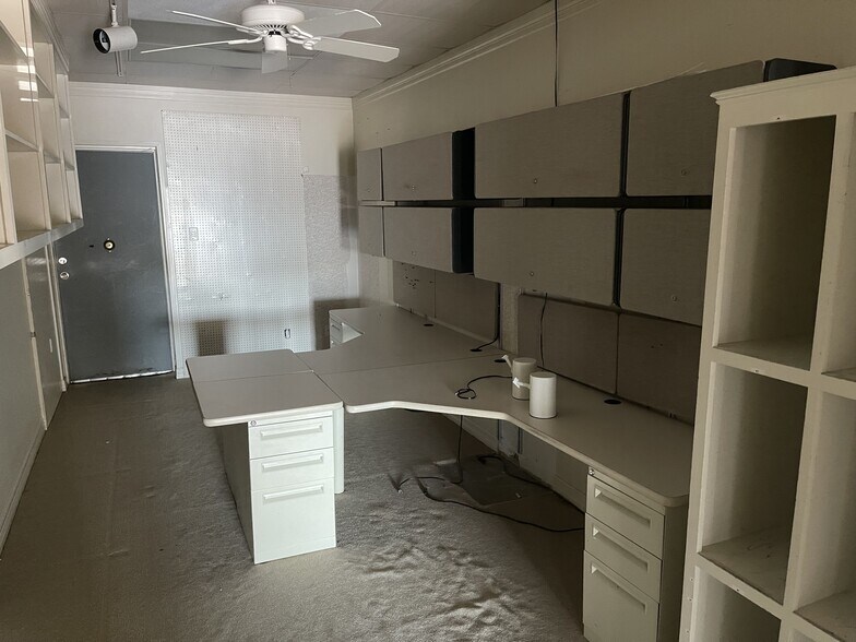 More Photos Of 404 University Dr E, College Station General Retail For Lease