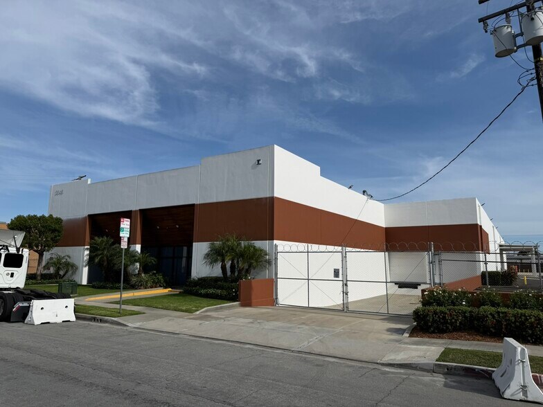 More Photos Of 3040 E Maria St, Rancho Dominguez Warehouse For Lease