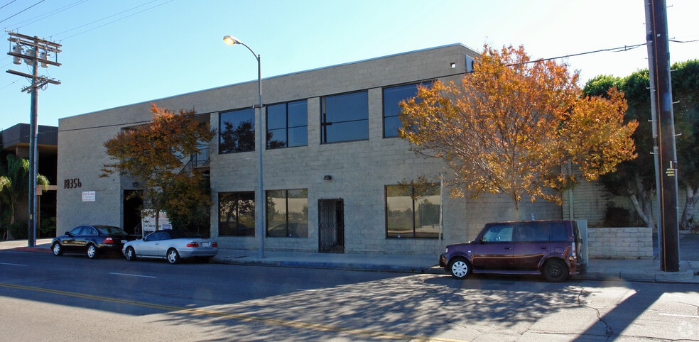 Primary Photo Of 18356 Oxnard St, Tarzana Light Distribution For Lease