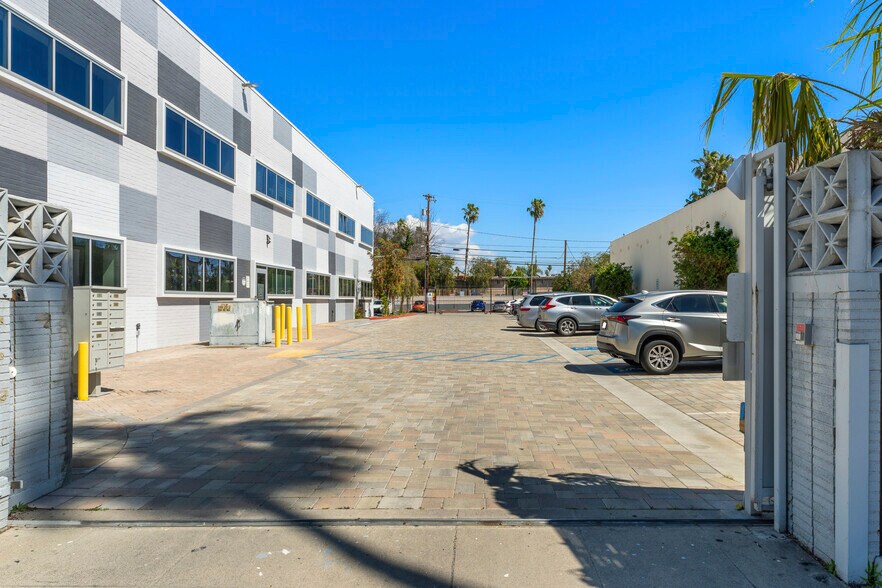 More Photos Of 6640 Van Nuys Blvd, Van Nuys Office For Lease