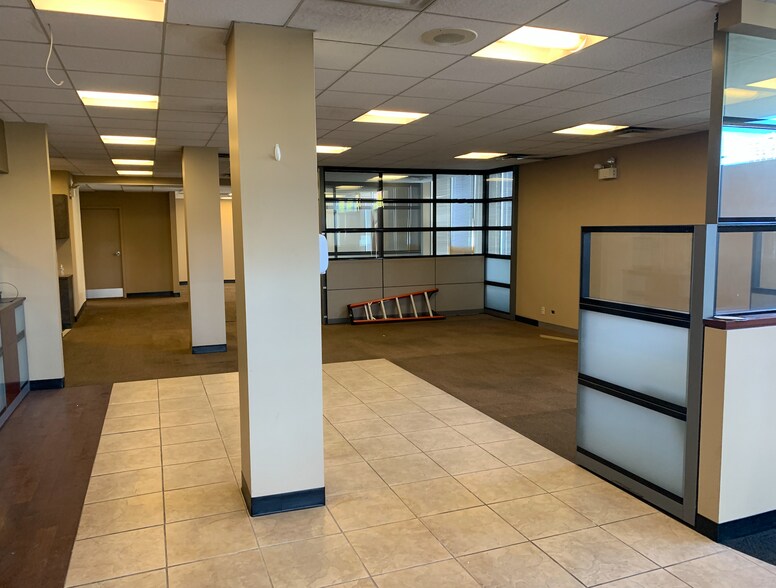 More Photos Of 3956 N Sheridan Rd, Chicago Bank For Lease