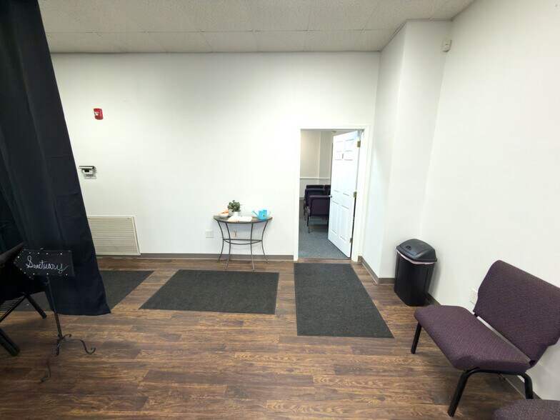 More Photos Of 275 W Airport Blvd, Pensacola Storefront Retail Office For Lease