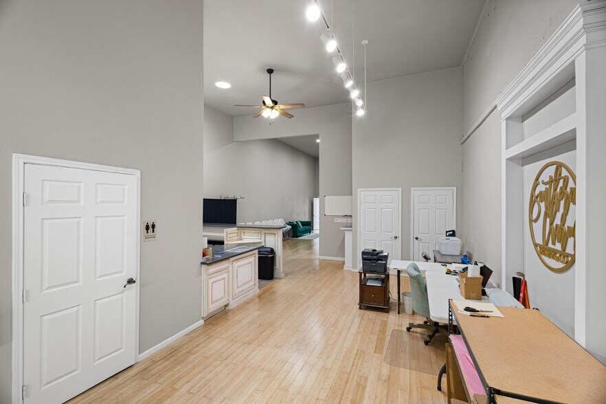 More Photos Of 110 E Main St, Whitesboro Storefront For Lease
