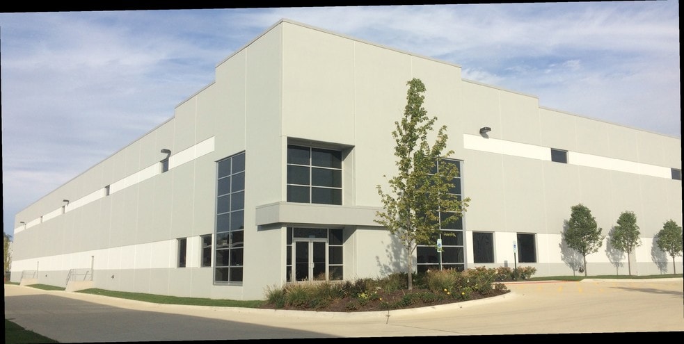 More Photos Of 901-939 E Park Ave, Libertyville Distribution For Lease