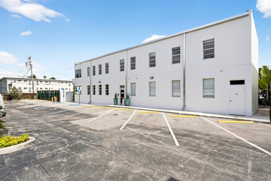 More Photos Of 7630 Biscayne Blvd, Miami Office For Lease