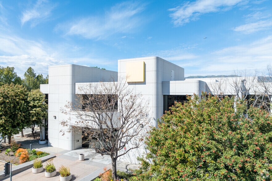 More Photos Of 19809 Prairie St, Chatsworth Loft Creative Space For Lease