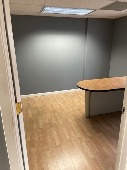 More Photos Of 189 Poplar Pl, North Aurora Warehouse For Lease