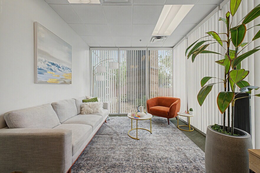More Photos Of 565 W Chandler Blvd, Chandler Office For Lease