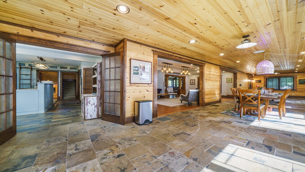 More Photos Of 409 N State St, Franklin Grove Hotel For Sale