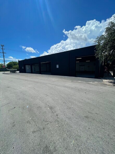 More Photos Of 5731 SW 23rd St, West Park Auto Repair For Lease