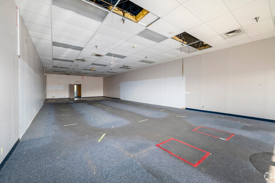 More Photos Of 301 Market Dr, Emporia Supermarket For Lease