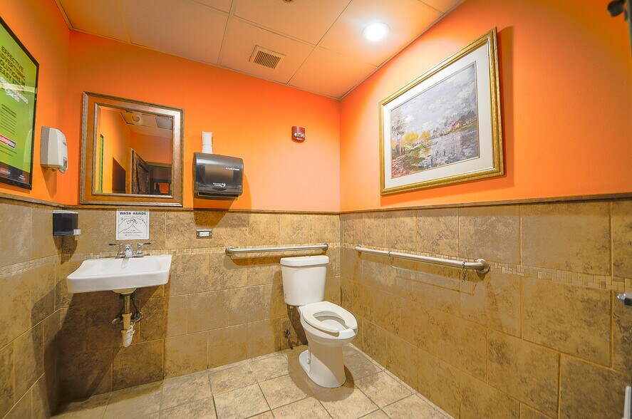 More Photos Of 425-445 Lake St, Addison Unknown For Lease