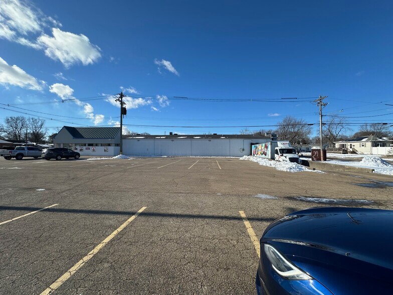 More Photos Of 1001-1105 Derby St, Pekin Unknown For Lease
