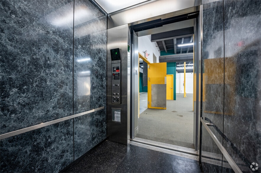 More Photos Of 8904 Regents Park Dr, Tampa Freestanding For Lease