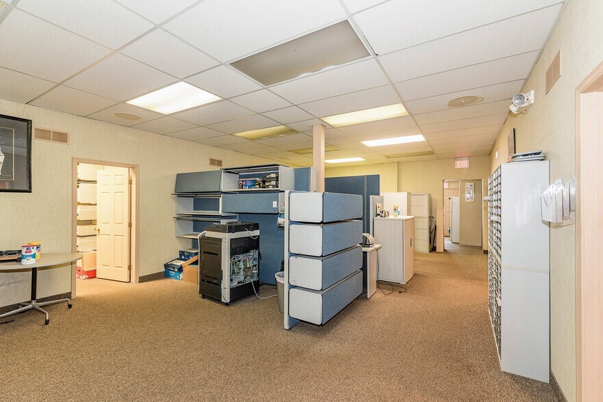 More Photos Of 18735 Ecorse Rd, Allen Park Office For Lease