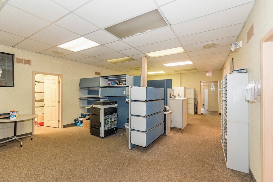 More Photos Of 18735 Ecorse Rd, Allen Park Office For Lease