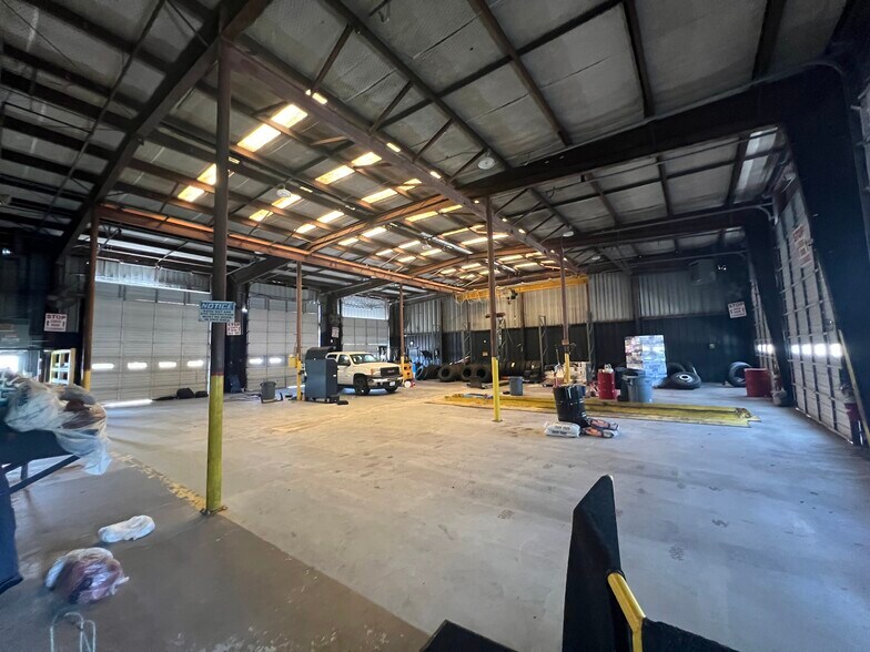 More Photos Of 7659 S US-281, Pleasanton Industrial For Sale