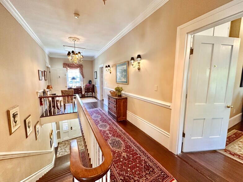 More Photos Of 615 College St, Clinton Hotel For Sale