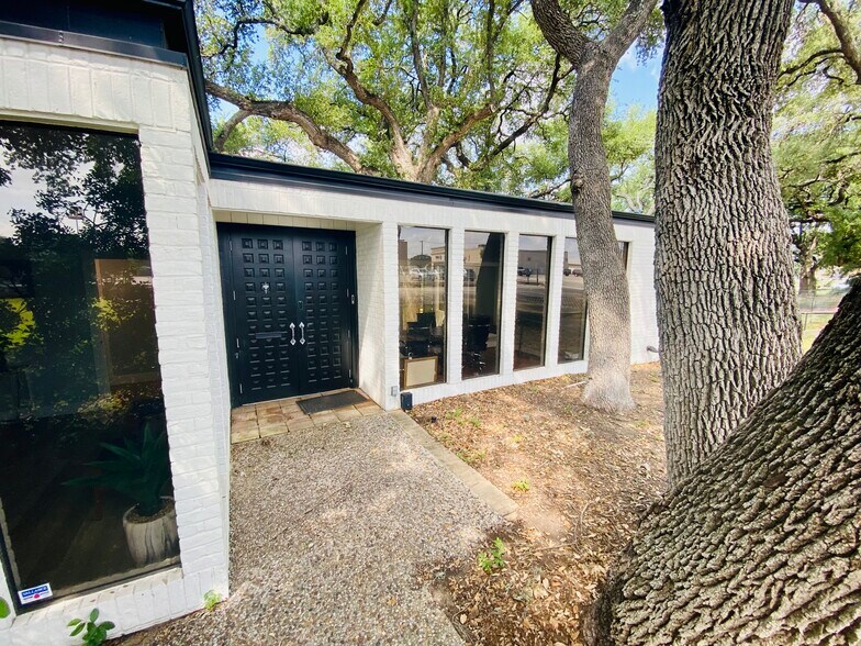 More Photos Of 1176 Business 35, New Braunfels Office For Sale