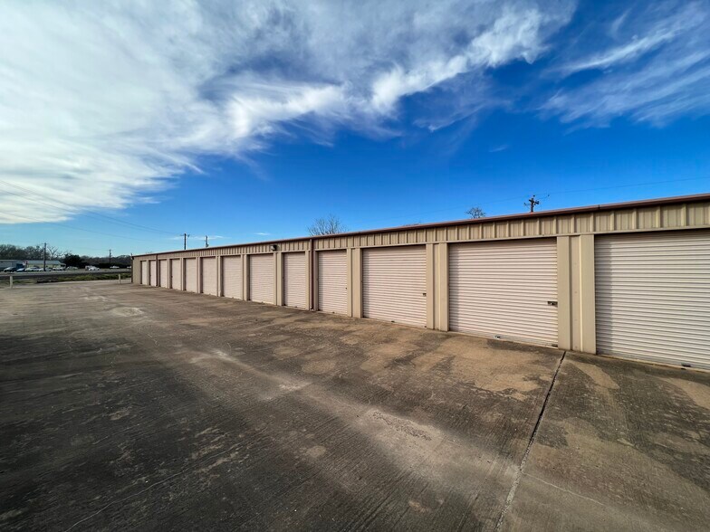 More Photos Of 20738 TX-36, Brazoria Self Storage For Sale