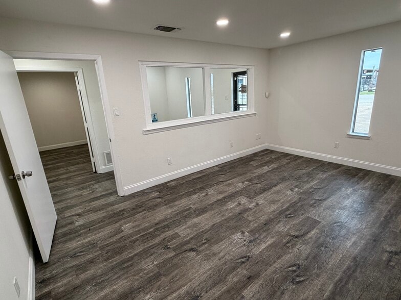 More Photos Of 5116 Sun Valley Dr, Fort Worth Flex For Lease