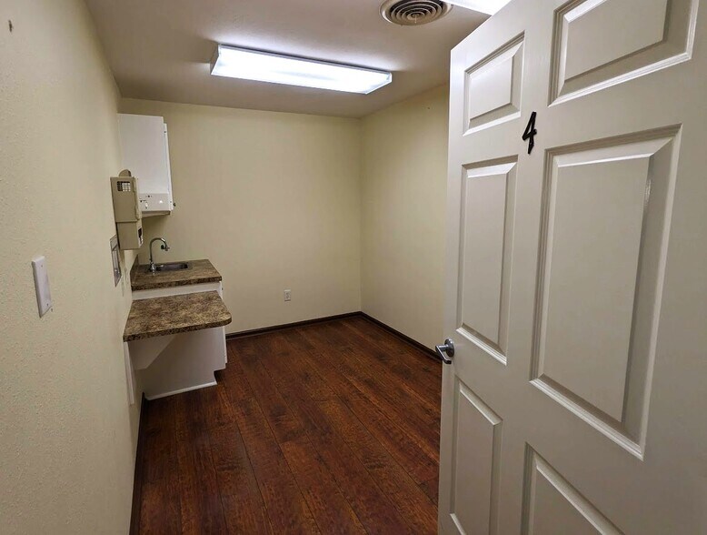 More Photos Of 214 S Burnside Ave, Gonzales Medical For Lease