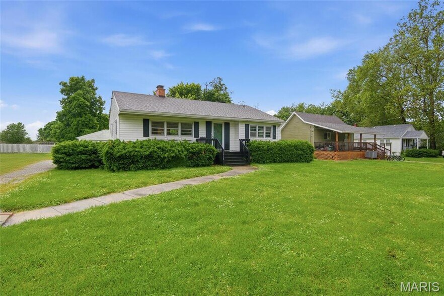 More Photos Of 5912 N Belt W, Belleville Flex For Sale