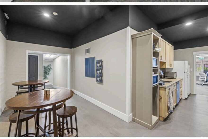 More Photos Of 25 Cavan St, Nanaimo Office For Sale