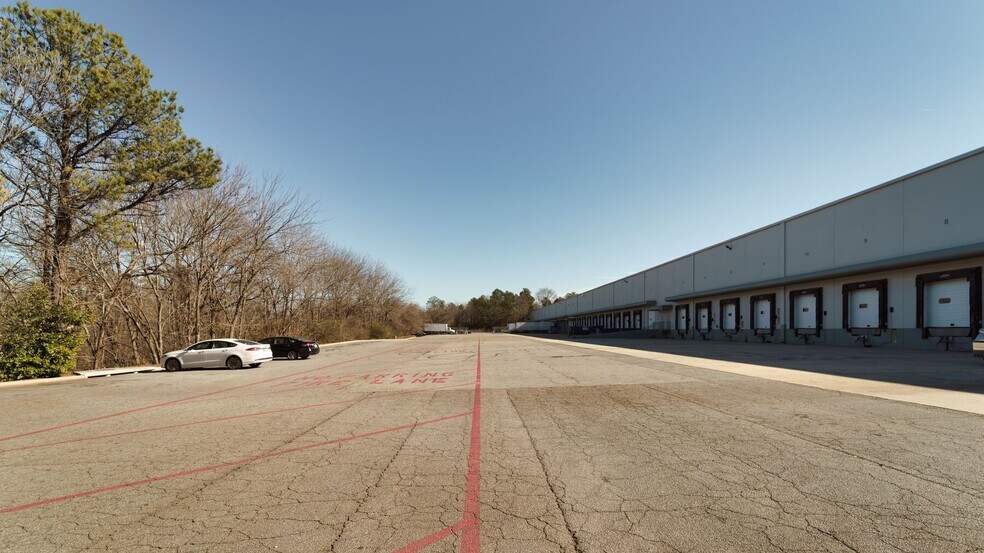 More Photos Of 2850 Barrett Lakes Blvd, Kennesaw Warehouse For Lease