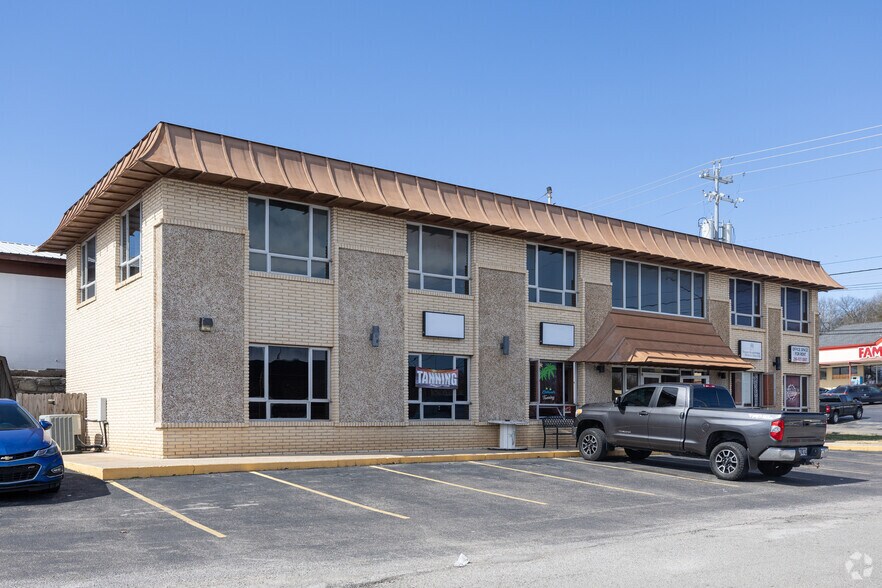 Primary Photo Of 506 College St W, Fayetteville Office For Sale