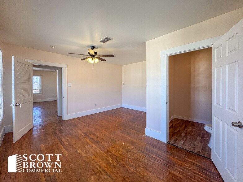 More Photos Of 821 N Locust St, Denton Office For Lease