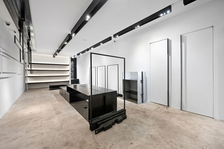More Photos Of 1751 W Division St, Chicago Storefront Retail Residential For Lease