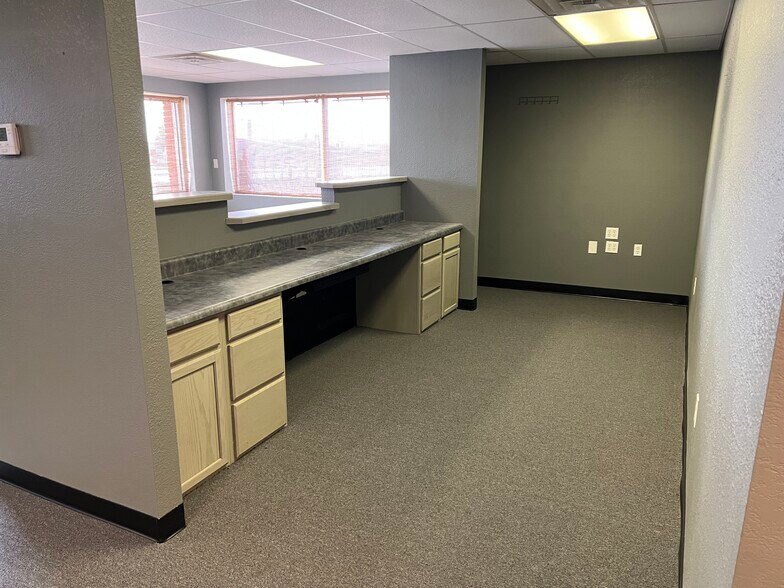 More Photos Of 5905 W US Highway 60, Republic Warehouse For Lease