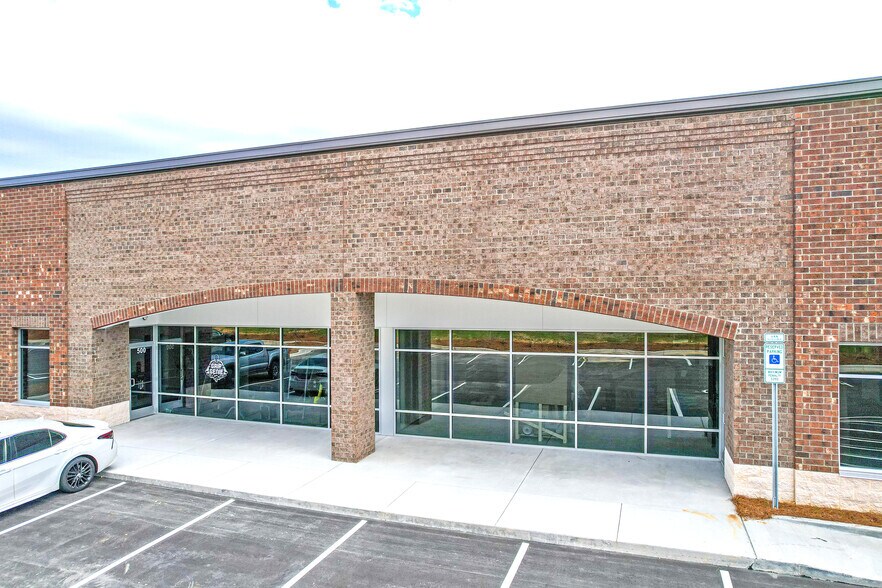 More Photos Of 12605 Commerce Station Dr, Huntersville Industrial For Lease